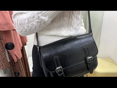❤️ Masturbasi umum tina jalang ngora FeralBerry sareng dildo di kamar pas ❤❌ porno di urang